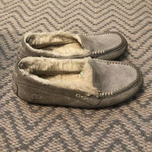 Worn Gray UGG slippers, previously loved, Size 6🖤